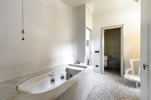 HomyCare Stylish apartment with jacuzzi & balcony steps from Duomo - image 4