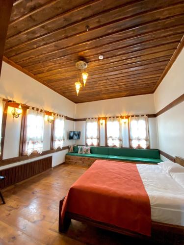 1 double bed, 2 twin beds