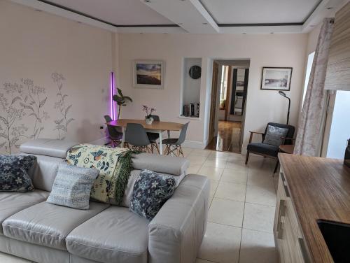 The Lawns Spa Apartment 5