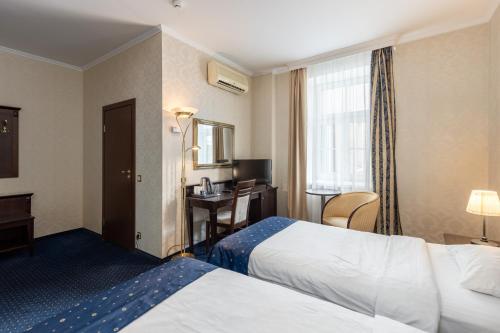 Standard Double or Twin Room image 10