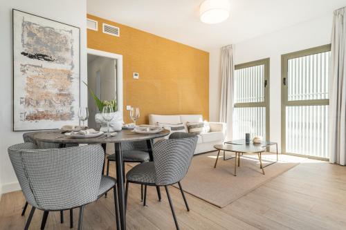 Vibrant apartment with terrace by REMS, Málaga