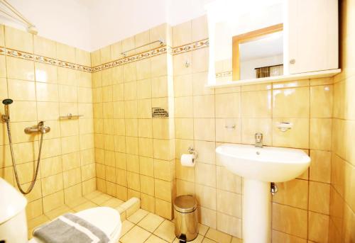 Palirria Hotel & Studios - image 3