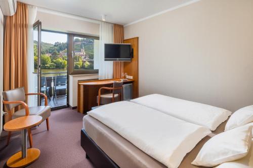 Straubs Schöne Aussicht Room Type - Double Room with River View and Balcony, with Air-Conditioning- Category 2