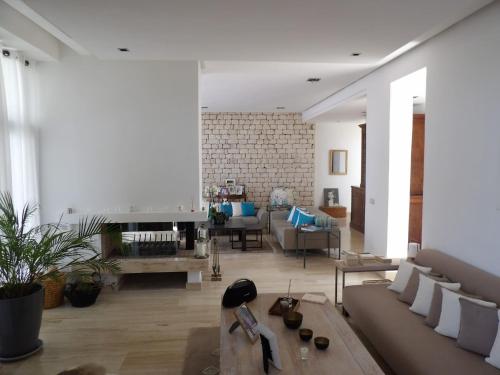 Koplietošanas atpūtas telpa ar TV, Villa luxeuse et climatisee sur le golf, piscine chauffee in Diabat