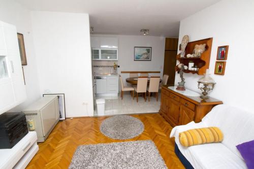 Apartment Jerko - 200 m from beach - image 11