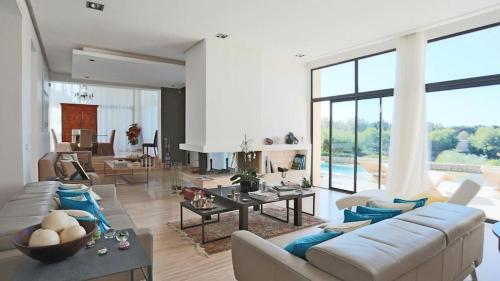 Koplietošanas atpūtas telpa ar TV, Villa luxeuse et climatisee sur le golf, piscine chauffee in Diabat