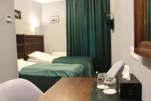 2 twin beds