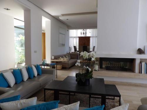 Koplietošanas atpūtas telpa ar TV, Villa luxeuse et climatisee sur le golf, piscine chauffee in Diabat