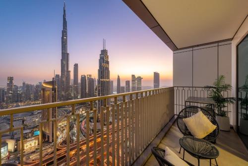 4BR with Spacious Balcony & Stunning Burj Khalifa Views, Дубай