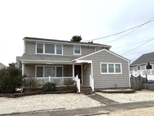 Nice Ocean Side Second Floor Duplex In Brant Beach, Located Close To The Beach, in Brant Beach, USA