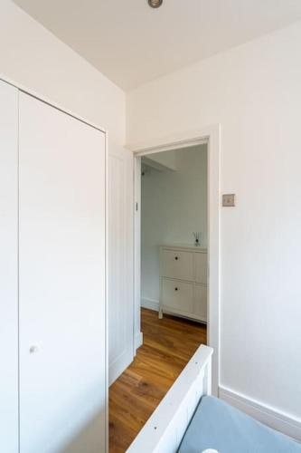 Cosy Luton Home - 5 mins from Airport! Cosy Luton Home - 5 mins from Airport!