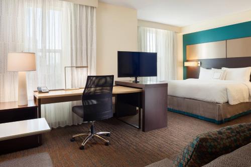 Studio King Room with Sofa Bed and Roll-In Shower - Mobility/Hearing Accessible