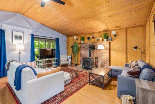 Hot Tub Screened Porch Fire Pit at River Cabin in Great Cacapon, USA