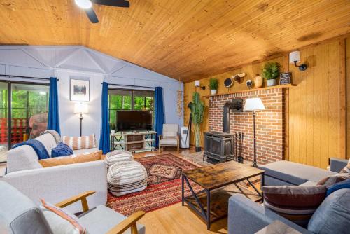 River Cabin w Great Views, Screened Porch & Fire Pit detail