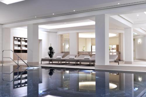 Úszómedence, Hotel Adlon Kempinski near Sony Center