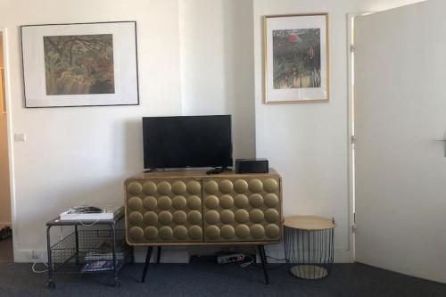 Bright studio in the heart of Paris - image 8