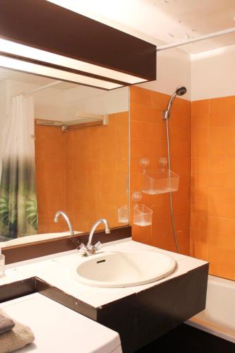 Bright studio in the heart of Paris - image 10