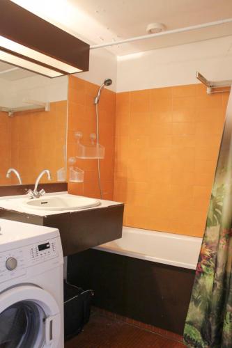 Bright studio in the heart of Paris - image 11
