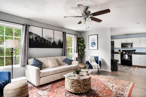 Modern decor, Hot Tub, Fire Pit & River Access! detail