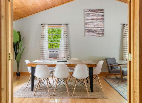 Modern decor, Hot Tub, Fire Pit, Grill, & Games in Berkeley Springs, USA