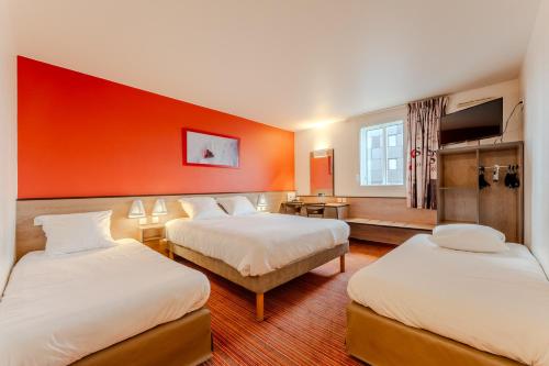1 queen bed, 2 twin beds