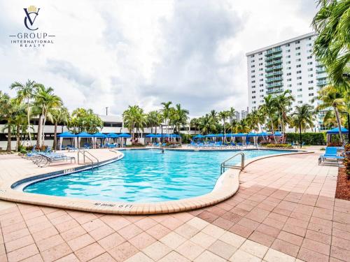 Comfortable remodeled apartment 2 BR on the beach in Sunny Isles Beach, USA