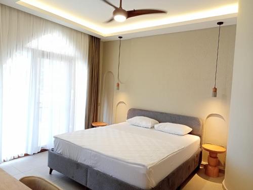1 double bed, 1 twin bed