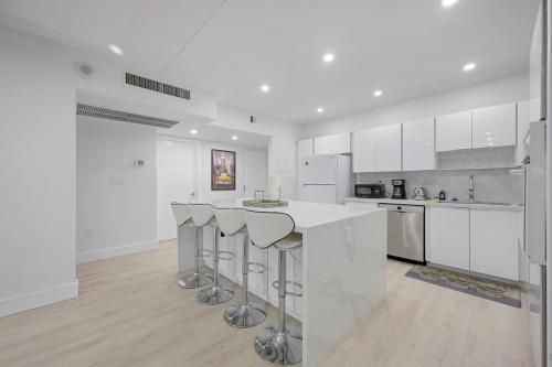 Comfortable remodeled apartment 2 BR on the beach in Sunny Isles Beach, USA