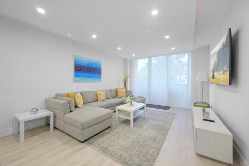 Comfortable remodeled apartment 2 BR on the beach in Sunny Isles Beach, USA