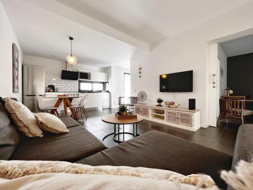 Vibrant Apartment with Great Views