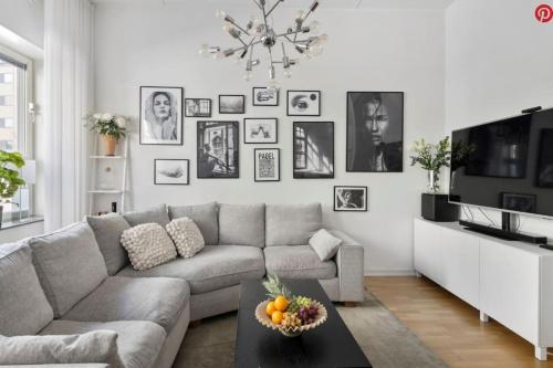 Central med enorm takhojd in Hägersten - Liljeholmen