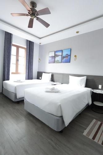 Double or Twin Room with Sea View image 10