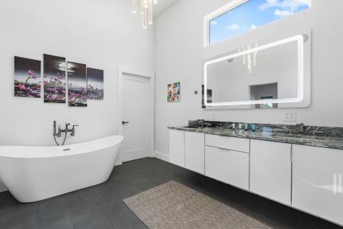 حمام, 19th Hole Clubhouse in Regis