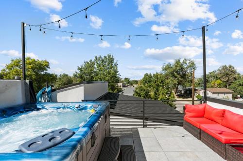 جاكوزي, 19th Hole Clubhouse in Regis