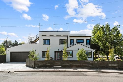 ทัศนียภาพภายนอกโรงแรม, 19th Hole Clubhouse near สวนสนุกเลคไซด์