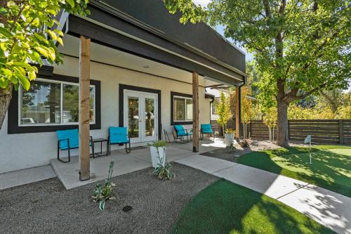 المرافق, 19th Hole Clubhouse in Regis