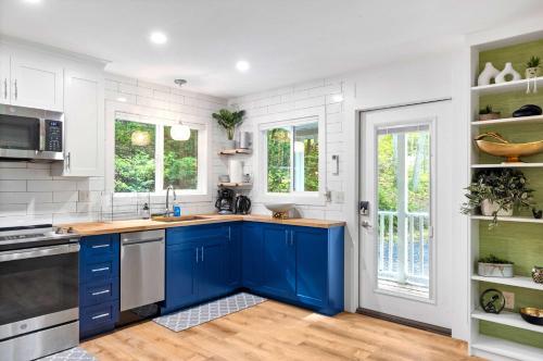 Kitchen, Mountain cabin w hot tub & fire pit in New Market (VA)