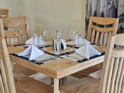 Restaurant, Kaije Country Cottages in Fort Portal
