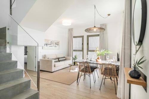 Spacious apartment & private terrace by REMS, Málaga