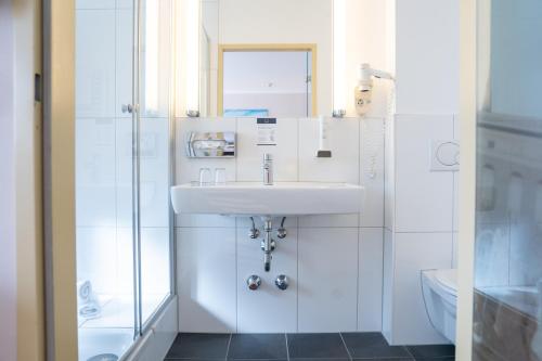 Single Room image 6