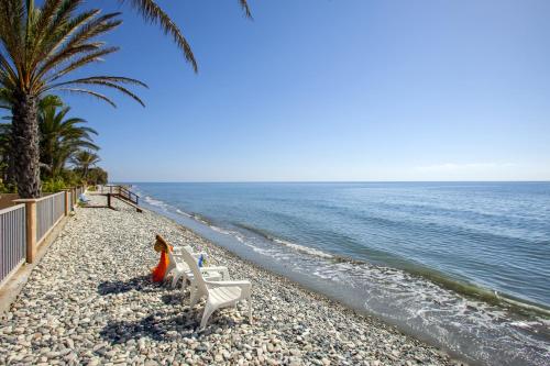 Meneou Beachfront Villa Sunset - image 8