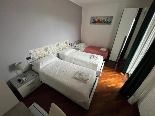 1 queen bed, 3 twin beds