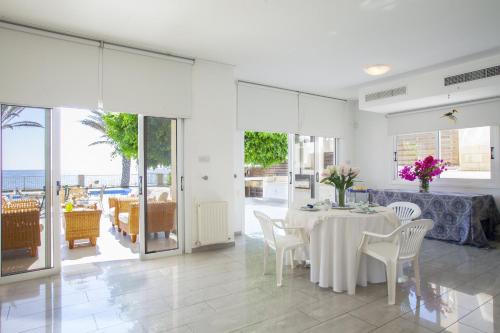 Meneou Beachfront Villa Sunset - image 9