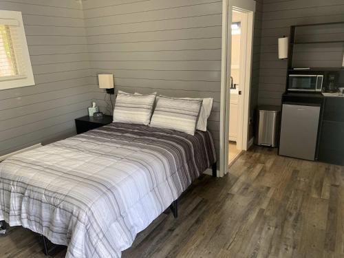 TeePee Room 5- Newly Renovated in Roscommon, USA