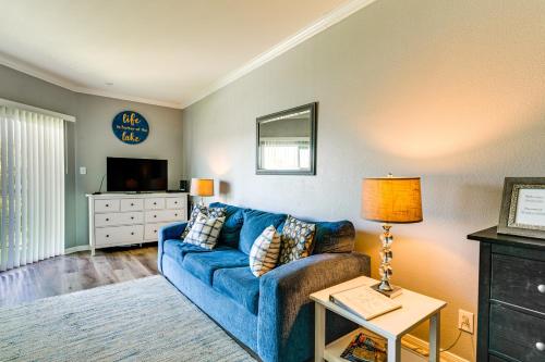 Lake Conroe Condo with Pool Access and Balcony! in Montgomery, USA