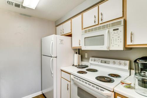 Lake Conroe Condo with Pool Access and Balcony! in Montgomery, USA