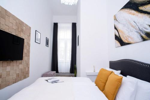 Stylish large apartment at super central location - image 2