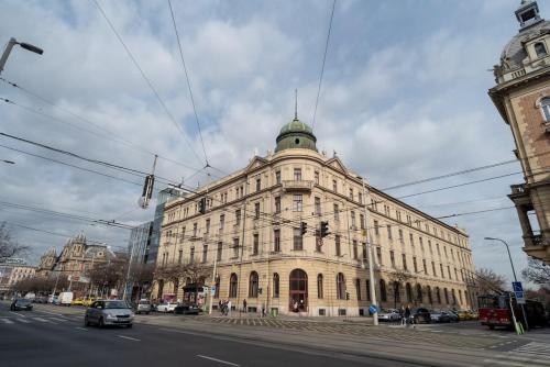 Stylish large apartment at super central location - image 12