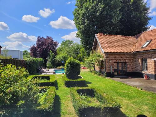 ferme de caractère avec piscine et cheminée gîte à louer Ascq