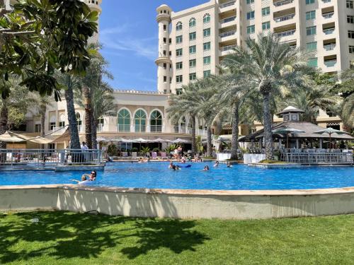Luxury at Beachside Al Sultana Jumeirah Shoreline - DVH Holiday Homes - image 2